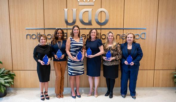 From left: Lisa Duncan Raines, 艾琳史密斯, 蕾妮·加勒特, 凯茜罗西, Shantell Strickland-Davis and Tina Manglicmot hold their awards.